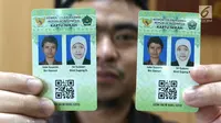 etugas Kementerian Agama (Kemenag) menunjukan kartu nikah di kantor Kemenag, Jakarta, Rabu (14/11). Kemenag akan mengeluarkan kartu nikah sebagai pelengkap buku nikah karena maraknya pemalsuan. (Liputan6.com/Angga Yuniar)