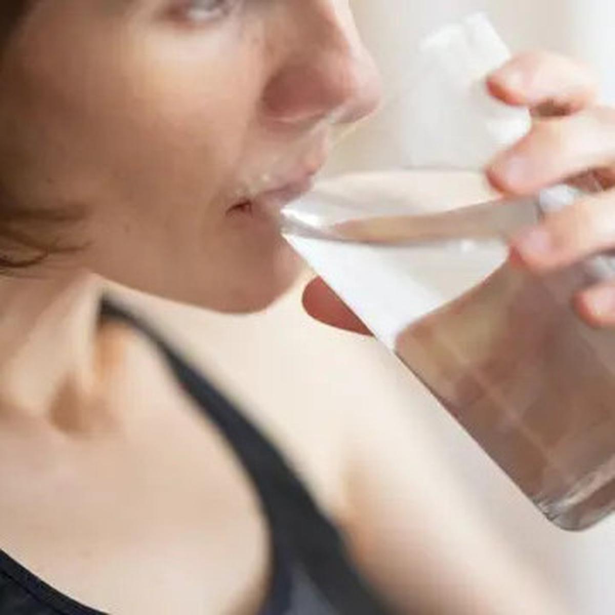 Minum Air Saat Bangun Pagi Punya Segudang Manfaat, Apa Saja?