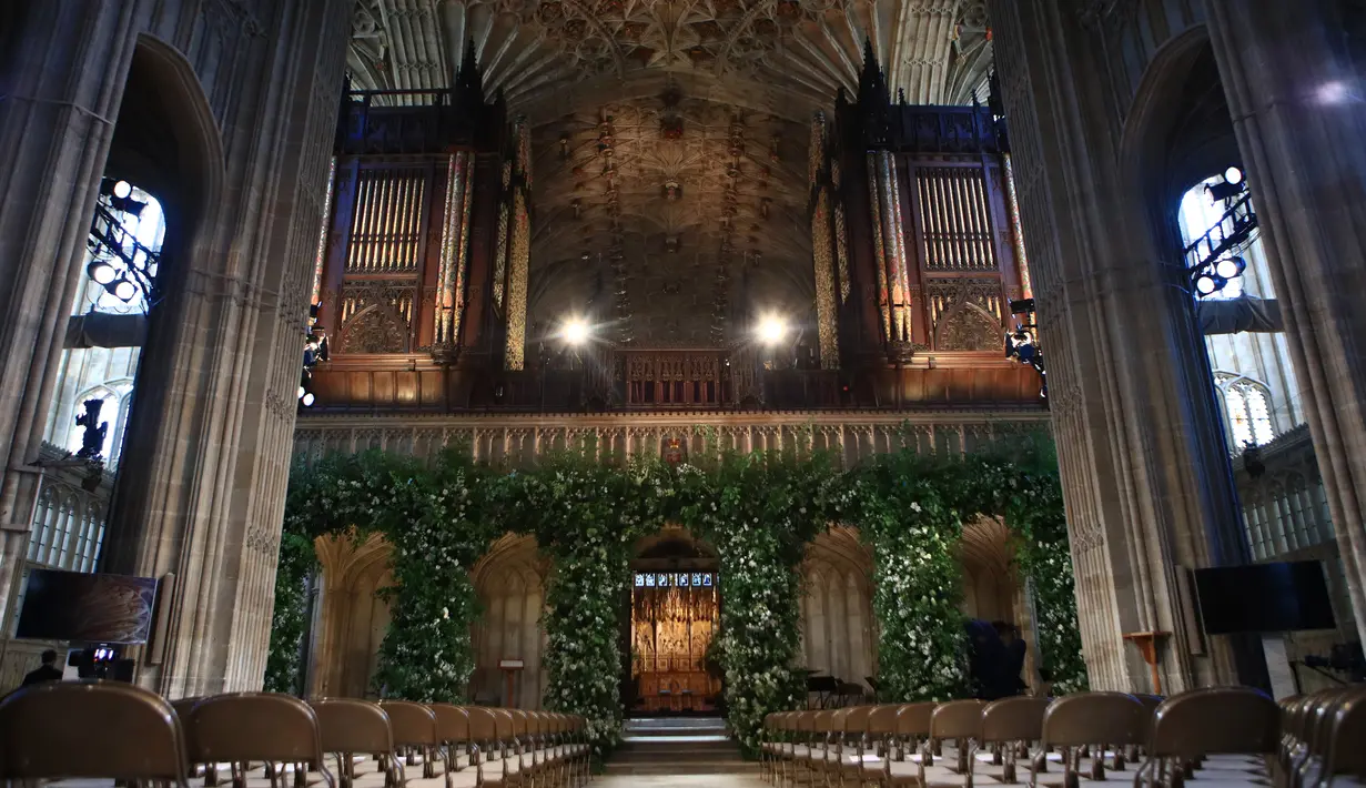 Karangan bunga menghiasi depan tangga altar Kapel St George untuk upacara pernikahan Pangeran Harry dan Meghan Markle di Kastil Windsor, Inggris, Sabtu (19/5). Pangeran Harry dan Meghan Markle akan menikah pada 19 Mei 2018. (Danny Lawson/POOL/AFP)
