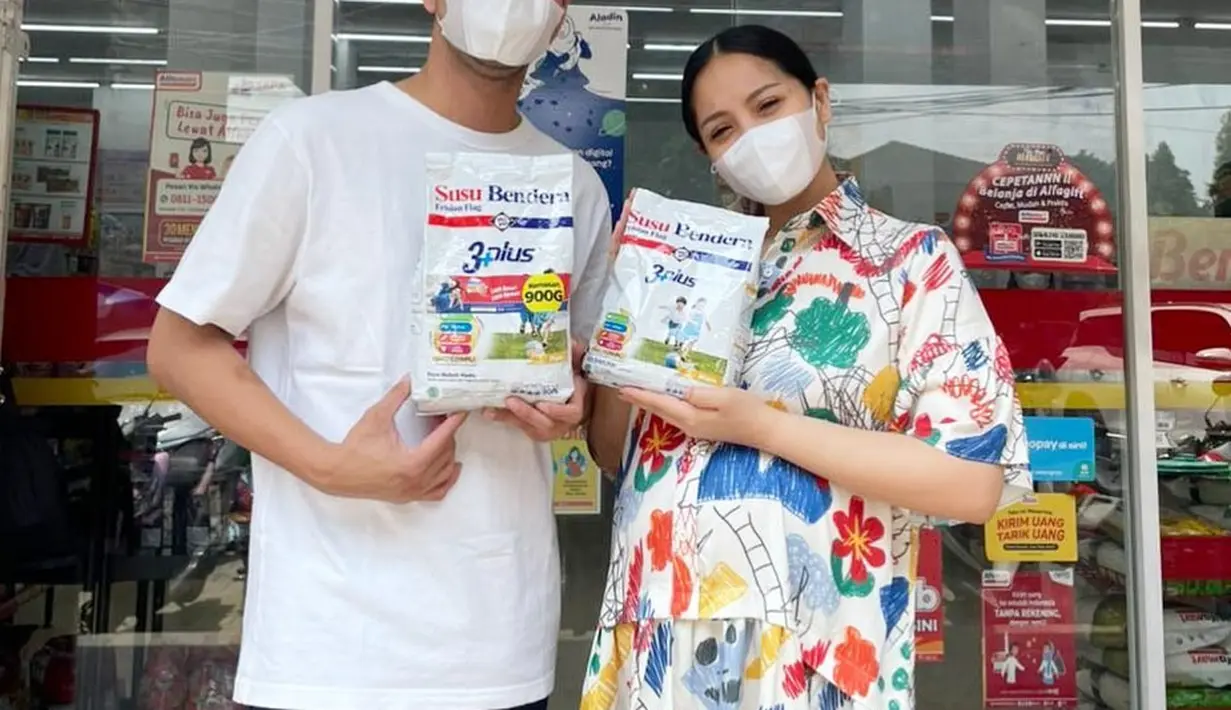 Nagita tampil fresh dan fun dengan dress dari Nadjani lewat seri Nalea Dress White seharga Rp425 ribu (Foto: Instagram @raffinagita1717)