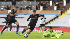 Striker Manchester City, Gabriel Jesus, melewati kiper Fulham, Alphonse Areola, pada laga Liga Inggris di Stadion Craven Cottage, Sabtu (14/3/2021). City menang dengan skor 3-0. (Adam Davy/Pool via AP)