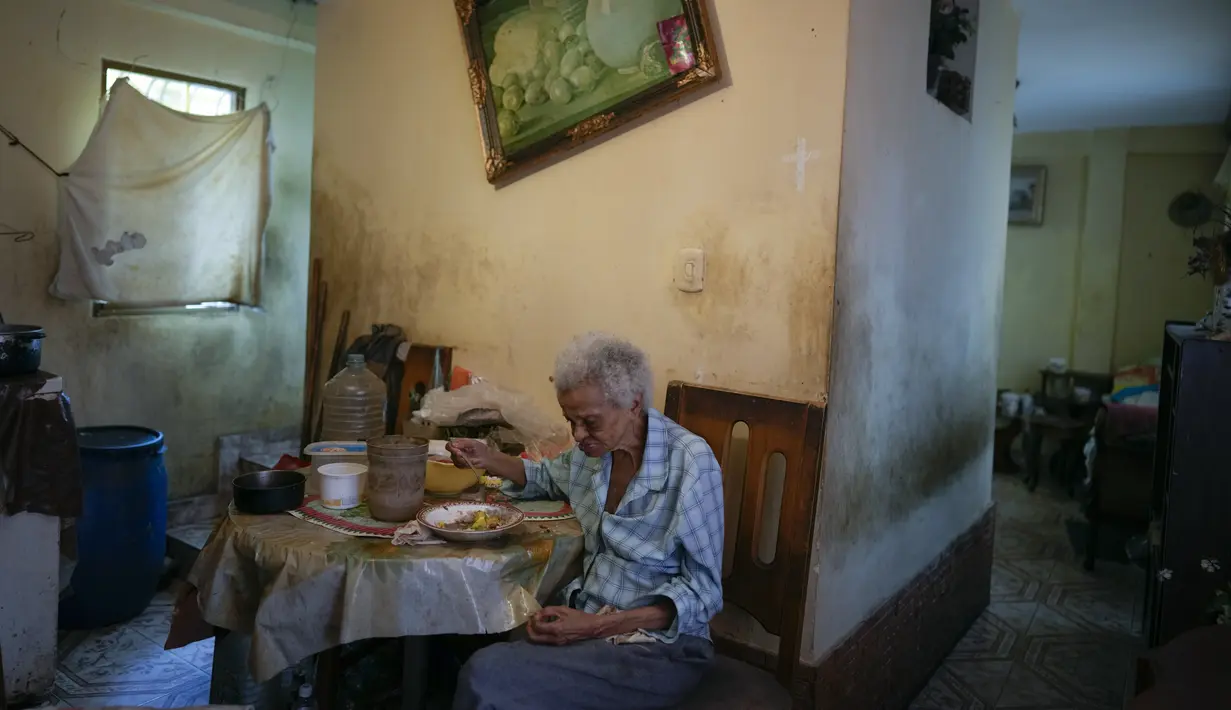 Zenobia Ansualve makan siang di rumahnya di Caracas, Venezuela, pada 18 Agustus 2021. Ansualve (88) yang tinggal sendiri dan tidak meninggalkan rumahnya sejak awal pandemi COVID-19, mengatakan dia hidup dengan $20 sebulan dari menyewakan kamar miliknya. (AP Photo/Ariana Cubillos)