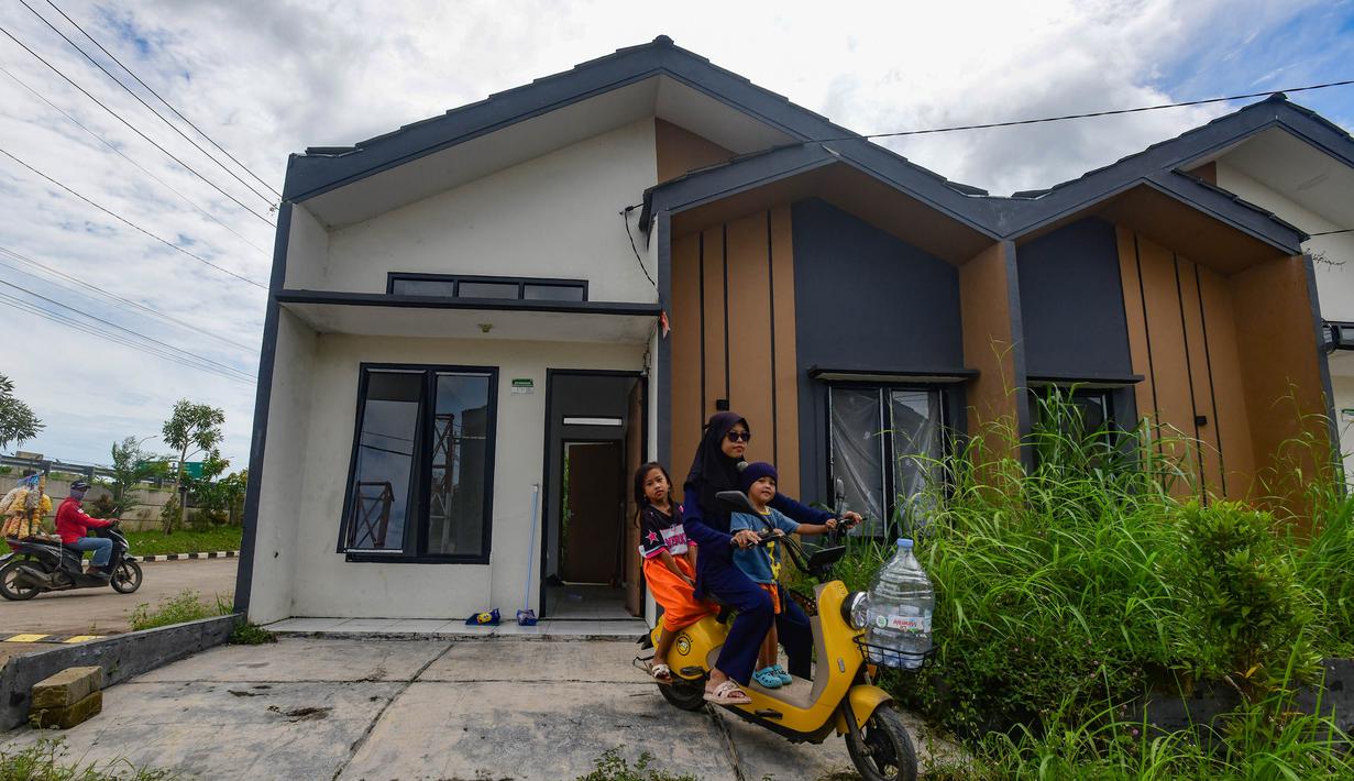 Angka ini melonjak tajam dibandingkan realisasi per 15 November 2025 yang baru tercatat sebesar Rp 492,12 miliar. Tampak dalam foto, warga mengendarai sepeda listrik di depan rumahnya di Perumahan Subsidi Pondok Pengampelan Indah, Serang , Banten, Selasa (17/2/2026). (merdeka.com/Arie Basuki)