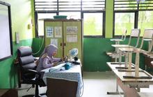 PJJ Cuaca Ekstrem Jakarta: SDN Srengseng Sawah 01 Terapkan Belajar Daring Demi Keselamatan
