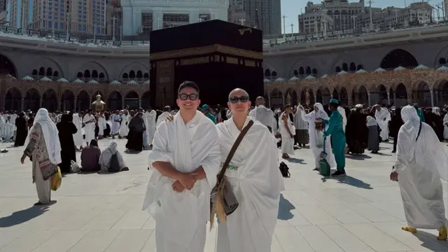 Momen Umay Shahab dan Iqbaal Ramadhan Umrah Bareng (credit: https://www.instagram.com/umayshahab/)