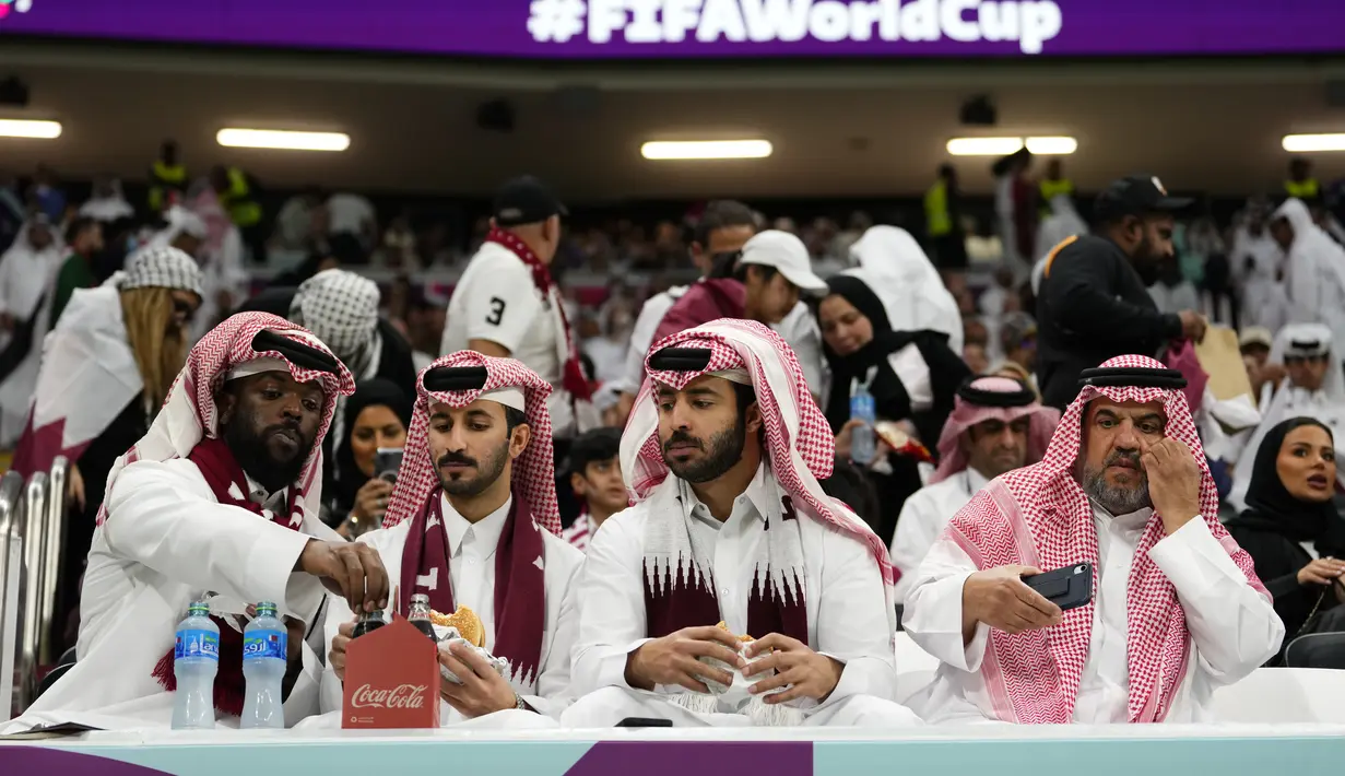 <p>Fans duduk di tribun penonton sebelum pertandingan grup A Piala Dunia antara Qatar dan Ekuador di Stadion Al Bayt di Al Khor, Qatar, Minggu, 20 November 2022. (AP Photo/Manu Fernandez)</p>