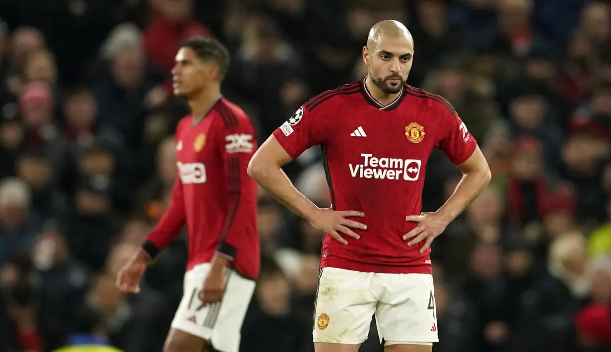 Pemain Manchster United, Sofyan Amrabat termenung setelah laga Grup A Liga Champions 2023/2024 melawan Bayern Munchen di Old Trafford, Manchster, Inggris, Rabu (13/12/2023). (AP Photo/Dave Thompson)