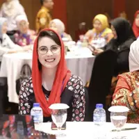 Arumi Bachsin kerap tampil berkerudung kala menjalani tugas mendampingi sang suami, Emil Dardak. [Foto: Instagram/ Arumi Bachsin]