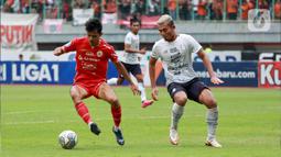 Pemain Persija Jakarta, Aji Kusuma, berusaha melewati pemain Rans Nusantara FC, Muhammad Zamzani, pada pekan ke-22 BRI Liga 1 2022/23 di Stadion Patriot Candrabhaga, Bekasi, Jumat (3/2/2023). Berhadapan dengan RANS Nusantara FC, Macan Kemayoran berhasil menang dengan skor 3-1. (Bola.com/M Iqbal Ichsan)