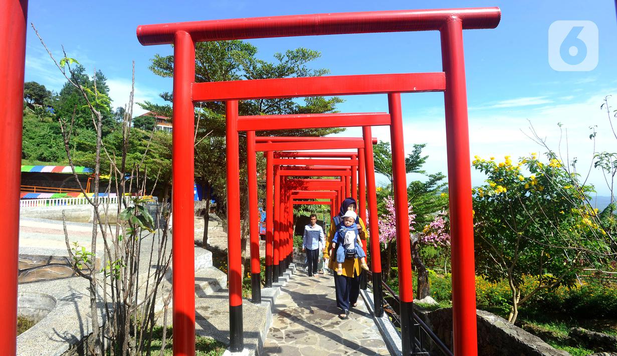 Wisatawan menikmati tempat wisata yang Instagrammable di kawasan Puncak Dua, Sukamakmur, Bogor, Jumat (6/1/2023). Meski kawasan Puncak Dua belum dikembangkan secara maksimal oleh Pemkab Bogor dan pemerintah pusat, warga seputar Jabodetabek dan Cianjur tetap antusias mengunjungi kawasan ini sebagai tempat wisata alternatif selain kawasan Puncak dan sekitarnya yang selalu didominasi kemacetan lalu lintas. (merdeka.com/Arie Basuki)