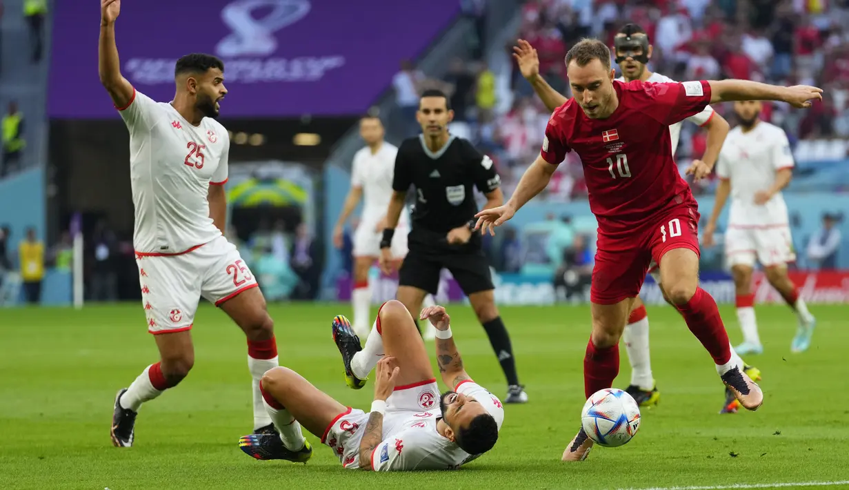 <p>Gelandang Denmark, Christian Eriksen mengontrol bola dari kawalan pemain Tunisia, Anis Ben Slimane dan Dylan Bronn selama pertandingan grup D Piala Dunia 2022 Qatar di Education City Stadium di Al Rayyan, Qatar, Selasa (22/11/2022). Denmark bermain imbang dengan Tunisia 0-0. (AP Photo/Petr David Josek)</p>