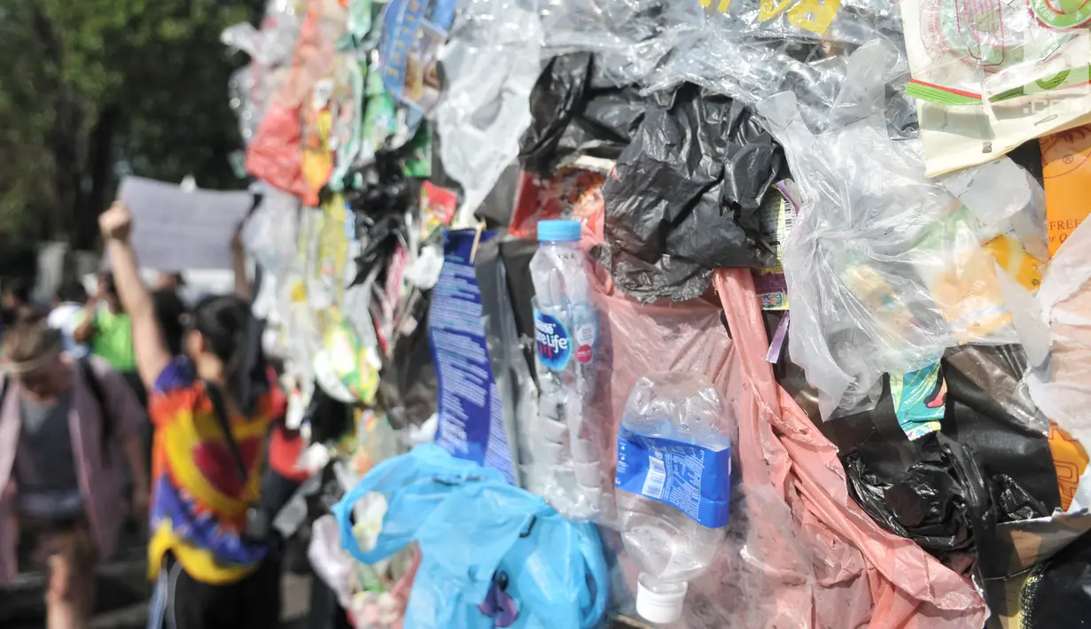 Detail karya instalasi "monster plastik" dalam pawai bebas plastik di Taman Aspirasi Monas, Jakarta, Minggu (21/7/2019). Monster plastik menyerupai ikan Angler Fish setinggi 4 meter itu sebagai bentuk bahaya atau dampak buruk penggunaan kantong plastik sekali pakai. (merdeka.com/Iqbal S Nugroho)