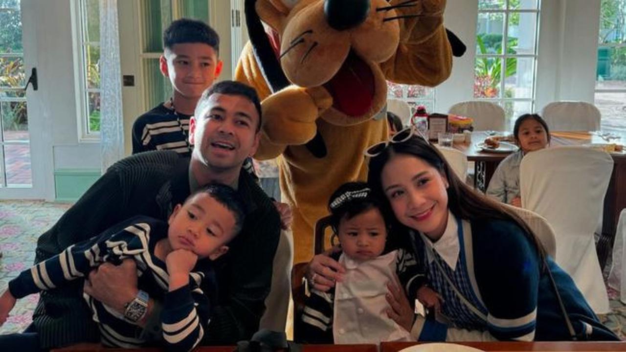 Potret gemas Rafathar, Rayyanza dan Lily kenakan baju kembar (credit: instagram/raffinagita1717)