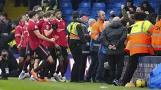 Penyerang Manchester United, Marcus Rashford (kanan) berselebrasi dengan rekan setimnya setelah mencetak gol ke gawang Leeds United selama pertandingan lanjutan Liga Premier Inggris di Elland Road, Leeds, Inggris, Minggu (12/2/2023). MU menang atas Leeds dengan skor 2-0. (AP Photo/Jon Super)