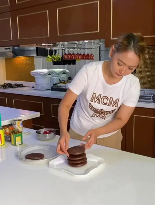 Inul Daratista ternyata memiliki hobi memasak dan membuat kue. Ia pun tak segan membagikan aktivitasnya ini di media sosial.  (Liputan6.com/IG/@inul.d).