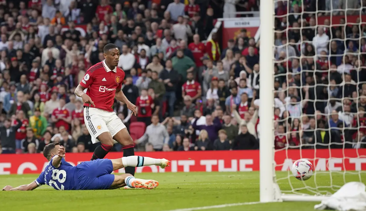 Pemain MU, Anthony Martial (kanan), berhasil melesakkan bola ke gawang Chelsea dalam pertandingan partai tunda pekan ke-32 English Premier League 2022/2023 yang berlangsung di Old Trafford, Jumat (26/5/2023) dini hari WIB. (AP Photo/Dave Thompson)