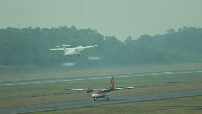 Akibat kabut asap kebakaran hutan, sebanyak 4 maskapai penerbangan terpaksa membatalkan 9 jadwal penerbangan ke sejumlah bandar udara di Kalimantan. (Liputan6.com/ Abelda Gunawan)