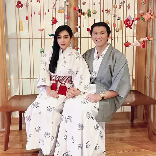 7 Potret Syahrini dan Reino Barack Rayakan Anniversary, Berbusana Tradisional Jepang - Hot Liputan6.com