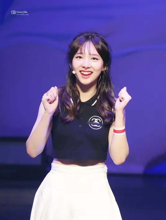 Setelah lama jadi ciri khas, banyak yang pangling melihat Nayeon sekarang. Sedikit perubahan itu berdampak cukup signifikan di wajah Nayeon. [Pinterest]