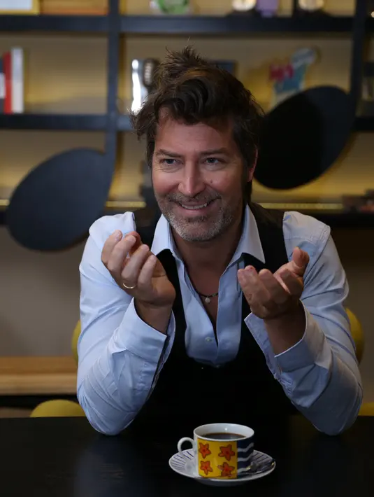 Terdapat lagu baru di album ‘25’ ini, Mikkel Lentz sebagai gitaris MLTR menceritakan bahwa lagunya tentang harapan dan cinta yang akan selalu menjawab saat seseorang kecewa. (Galih W. Satria/Bintang.com)