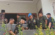 Dibantu Ajudan, Try Sutrisno Naik Tangga Rumah Demi Beri Penghormatan Terakhir ke Almarhum Hamzah Haz