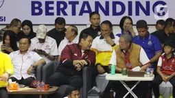 Tampak pula, Ketum PBVSI Komjen (purn) Imam Sudjarwo dan Menpora Dito Ariotedjo hadir mendukung langsung perjuangan timnas voli putra Indonesia.  (Liputan6.com/Helmi Fithriansyah)