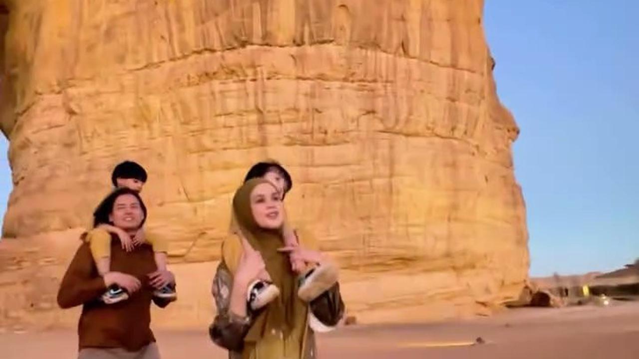7 Potret Cut Meyriska dan Roger Danuarta di Al Ula, Tampil Serasi bak Prewedding