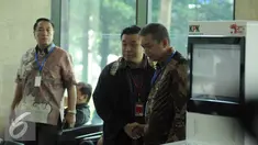 Direktur PT Agung Sedayu Group, Richard Halim Kusuma (kanan) bersiap masuk ke dalam gedung KPK Jakarta, Rabu (20/4/2016). Richard diperiksa terkait dugaan suap pembahasan raperda reklamasi Teluk Jakarta. (Liputan6.com/Helmi Fithriansyah)