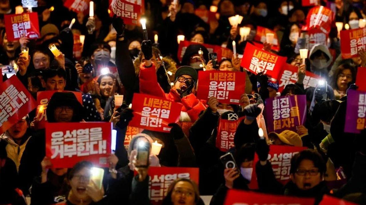 Tak Hanya Pelengkap Konser, Kini Light Stick Jadi Simbol Perlawanan untuk Lengserkan Presiden Yoon Suk Yeol