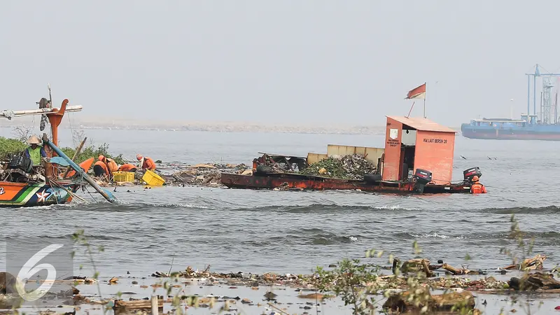 20151029-Petugas-Kebersihan-Pesisir-Teluk-Jakarta