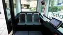 Bus canggih ini menggunakan sensor, kamera visual dan sistem navigasi GPS untuk menghindari bahaya. Kecepatannya bisa mencapai 40 km per jam Tokyo, Jepang, Kamis (7/7). (REUTERS / Toru Hanai)