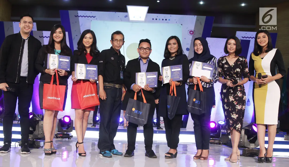 Para pemenang audisi news presenter competition EGTC 2018 foto bersama dengan para juri di Universitas Negeri Semarang (UNNES), Semarang, Kamis (19/). Audisi news presenter competition EGTC 2018 memenangkan 5 finalis. (Liputan6.com/Herman Zakharia)