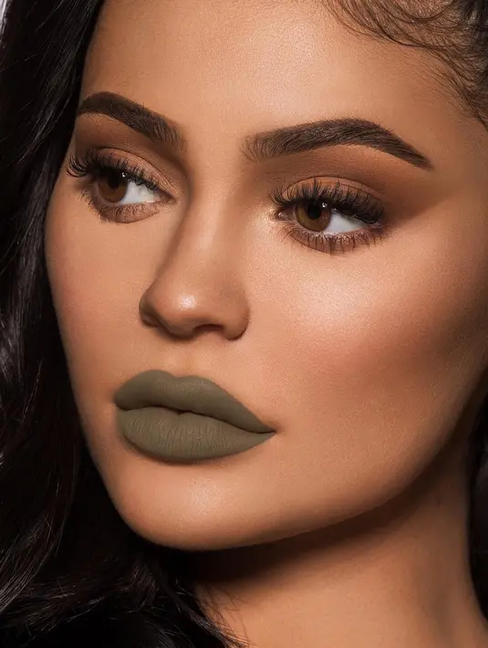 Salah satu warna lipstick terbaru dari koleksi Kylie Jenner adalah hijau. Namun Netizen berpikir itu seperti warna kotoran. (instagram/kyliecosmetics)