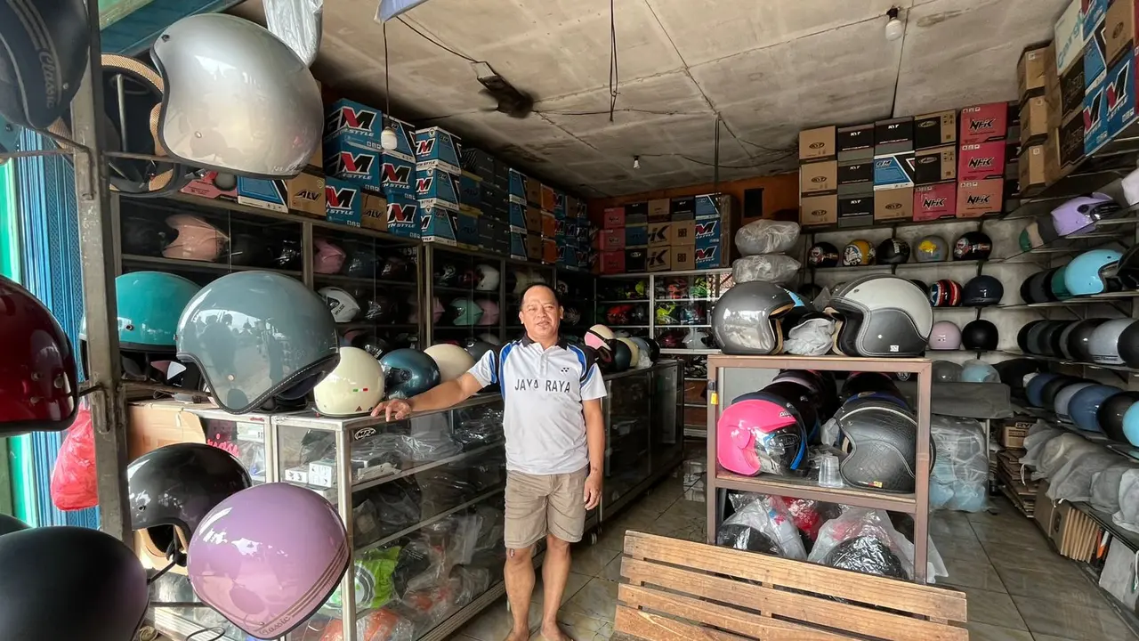 Hendra Africo Sedang Menjaga Toko Helm