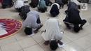 Narapidana sujud syukur usai mendapat pembebasan bersyarat melalui program asimilasi dan integrasi terkait pandemi virus corona COVID-19 di Rutan Kelas I Depok, Jawa Barat, Selasa (7/4/2020). Sekitar 290 narapidana mendapatkan pembebasan bersyarat. (Liputan6.com/Johan Tallo)