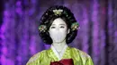 Model mengenakan masker dalam peragaan busana di Seoul, Korea Selatan, Jumat (24/7/2020). Peragaan busana ini digelar di tengah pandemi COVID-19 yang melanda dunia. (AP Photo/Lee Jin-man)