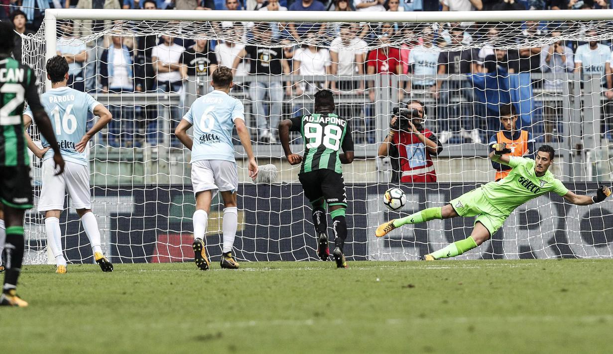 Kiper Lazio, Thomas Strakosha gagal mengantisipasi tembakan pemain Sassuolo, Domenico Berardi pada lanjutan Serie A di Olympic Stadium, Roma, (1/10/2017). Lazio menang 6-1. (Giuseppe Lami/ANSA via AP)