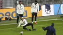 Penjaga gawang PSG,  Keylor Navas, Sergio Rico dan Alexandre Letellier mengikuti sesi latihan di di Munich, Jerman (6/4/2021). PSG akan bertanding melawan tuan rumah Bayern Munchen pada leg pertama babak perempat final Liga Champions di Allianz Arena. (AP Photo/Matthias Schrader)