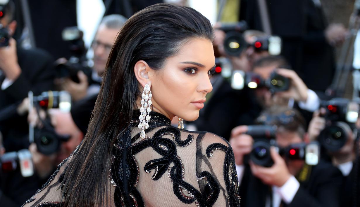 Kendall Jenner mempunyai tindikan di bagian puting payudaranya. 