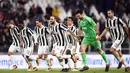 Para pemain Juventus merayakan kemenangan atas Atalanta pada lanjutan Serie A di Allianz Stadium, Turin, (14/3/2018). Juventus menang 2-0. (AFP/Marco Bertorello)