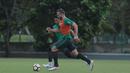 Aksi penyerang Timnas Indonesia U-23, Ilija Spasojevic menggiring bola saat berlatih di Lapangan ABC, Senayan,  (24/4/2018). Timnas akan mengikuti turnamen PSSI Anniversary 27 April-3 Mei 2018. (Bola.com/Nicklas Hanoatubun)