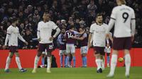 Selebrasi para pemain Aston Villa setelah Leon Bailey mencetak gol ke gawang Manchester City pada laga pekan ke-15 Liga Inggris 2023/2024 di Villa Park, Birmingham, Kamis (7/12/2023) dini hari WIB. (AP Photo/Rui Viera)