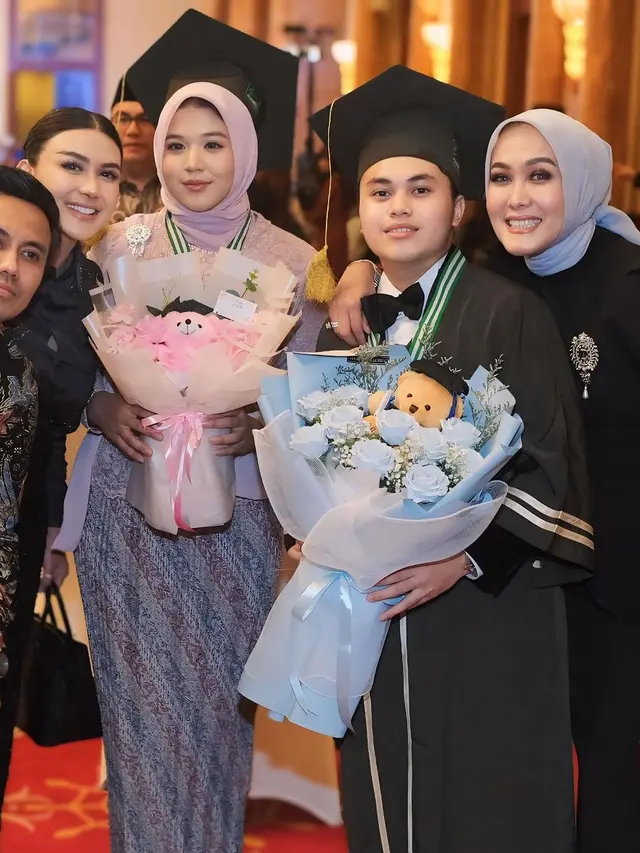 Potret wisuda Kanaya Tiara Atmaja anak ke-2 Bebizie Fatlanay (Sumber: Instagram/@bebizie)
