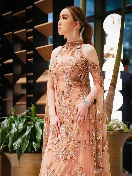 Ia juga mendapat dukungan dari netizen yang memuji perawakan dan tubuh proporsional. [annejkn.official]