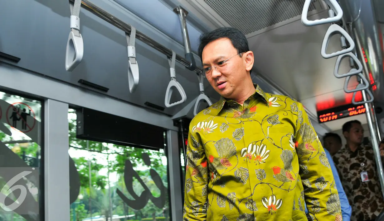 Gubernur DKI Jakarta, Basuki Tjahaja Purnama (Ahok) melihat kondisi bagian dalam bus Transjakarta khusus perempuan, Jakarta, Kamis (21/4). Peluncuran bus khusus wanita bertepatan dengan Hari Kartini. (Liputan6.com/Yoppy Renato) 