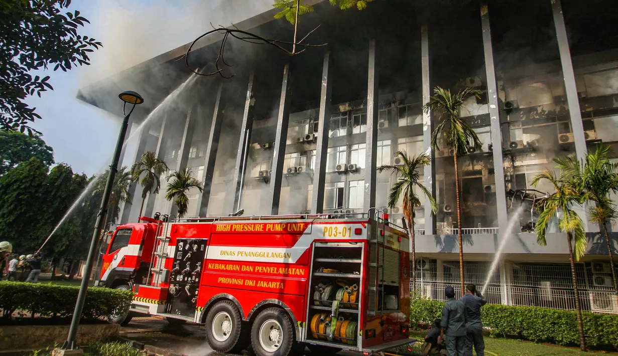 Kebakaran terjadi di lantai atas gedung tersebut. (merdeka.com/Arie Basuki)