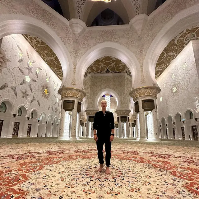 Taz Skylar mengunjungi Masjid Sheikh Zayed Abu Dhabi. (Instagram/ taz_skylar)