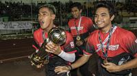 Gelandang Persebaya, Sidik Saimima, berlari dengan piala saat merayakan gelar juara Liga 2 usai mengalahkan PSMS pada laga final di Stadion GBLA, Bandung, Selasa (28/11/2017). Persebaya menang 3-2 atas PSMS. (Bola.com/Vitalis Yogi Trisna)