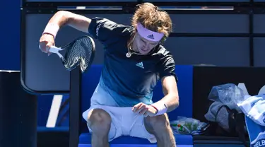 Petenis Jerman, Alexander Zverev membanting raketnya hingga rusak saat beristirahat pada putaran keempat Australia Terbuka  menghadapi Milos Raonic dari Kanada di Melbourne, Senin (21/1). Zverev frustasi setelah kalah dua set 6-1 4-1. (Paul Crock/AFP)