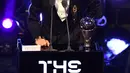 Bintang sepak bola Kroasia, Luka Modric memberi sambutan saat menerima penghargaan Pemain Terbaik Pria FIFA 2018 dalam The Best FIFA Football Awards di London, Senin (24/9). Ini merupakan gelar Pemain Terbaik FIFA pertama untuk Modric. (Ben STANSALL/AFP)